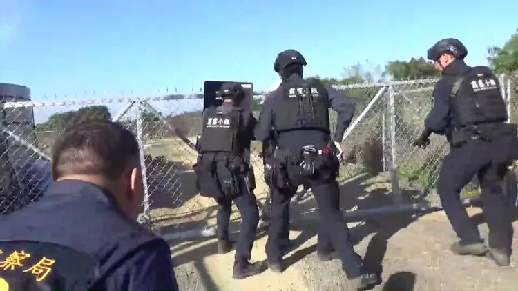 專案小組前天攻堅大麻植栽場。民眾提供