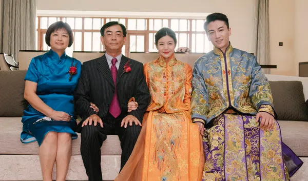 陳妍希（右二）和陳曉（右）2016年在北京舉行婚禮，陳妍希爸媽到場見證幸福。資料照片