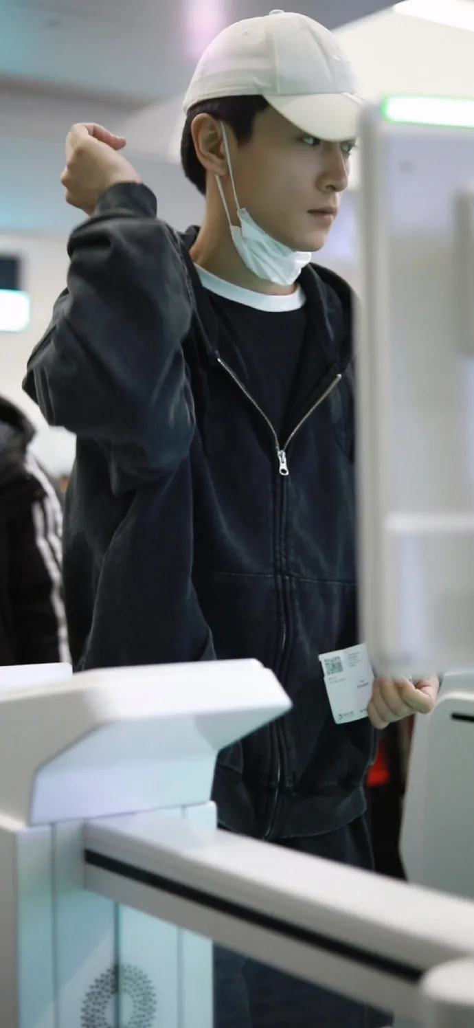 陳曉昨現身杭州機場。翻攝yuuchong微博