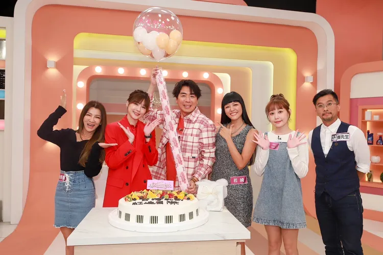 群星替梁赫群慶生。民視提供