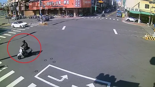 又見行人地獄！機車闖紅燈撞傷過馬路學童　騎士最重罰逾4萬加吊照1年