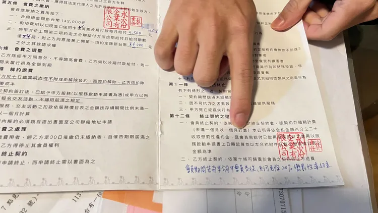 彭男說，簽約時沒看到違約金的規定。鮮明攝