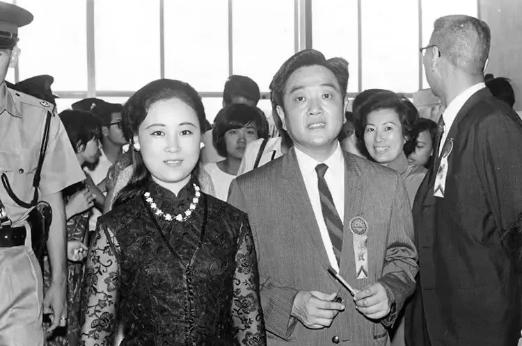 平鑫濤（右）發掘瓊瑤的文采，為她出版小說，從同事情變質為婚外情。翻攝瓊瑤臉書