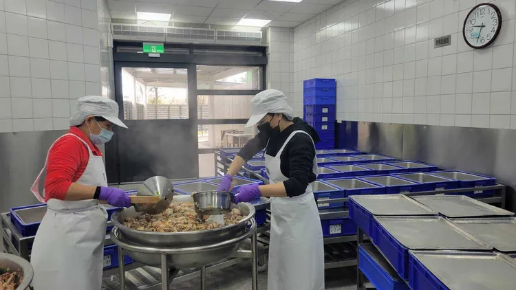 中市府修法禁止萊豬進入校園確定未違反中央法令，圖為梧棲中正國小午餐廚房。市府提供