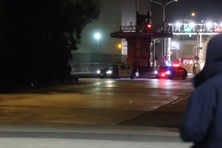 陸軍M1A2T主戰車，15日運抵台北港，16日在憲兵及警方護送下，戰車外表套上防水帆布，由重型拖板車載運至陸軍新竹裝甲兵訓練指揮部。 記者 李俊毅攝