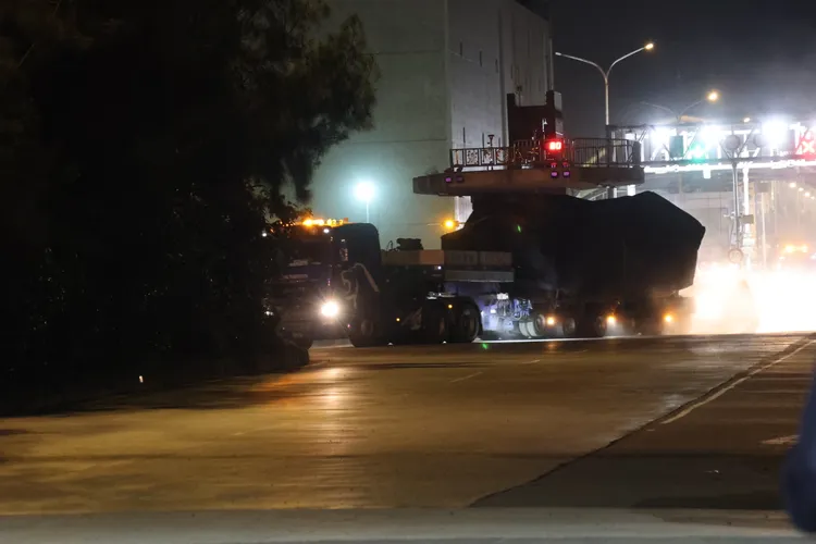 陸軍M1A2T主戰車，15日運抵台北港，16日在憲兵及警方護送下，戰車外表套上防水帆布，由重型拖板車載運至陸軍新竹裝甲兵訓練指揮部。 記者 李俊毅攝