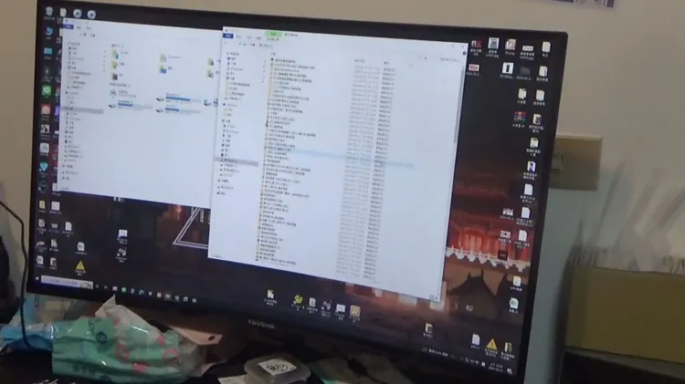 專案小組檢視侵權電磁紀錄。警方提供