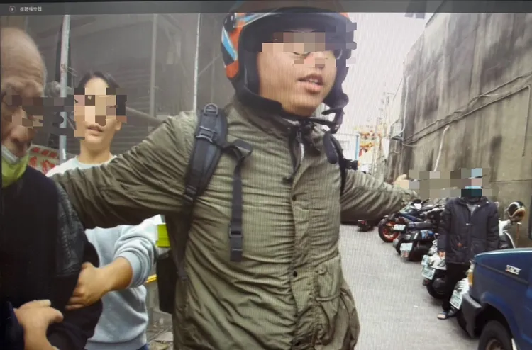 警方到場時，發現已有熱心民眾將2名老翁架開。民眾提供