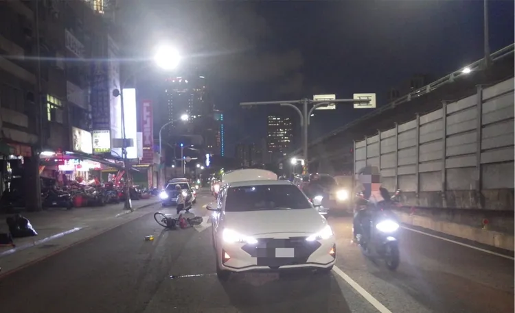 莊男為閃避犬隻，遭汽車撞死。翻攝畫面