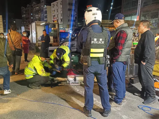 基隆八斗子夜市惊传砍人!鸡排摊员工背部溅血 警全力缉凶