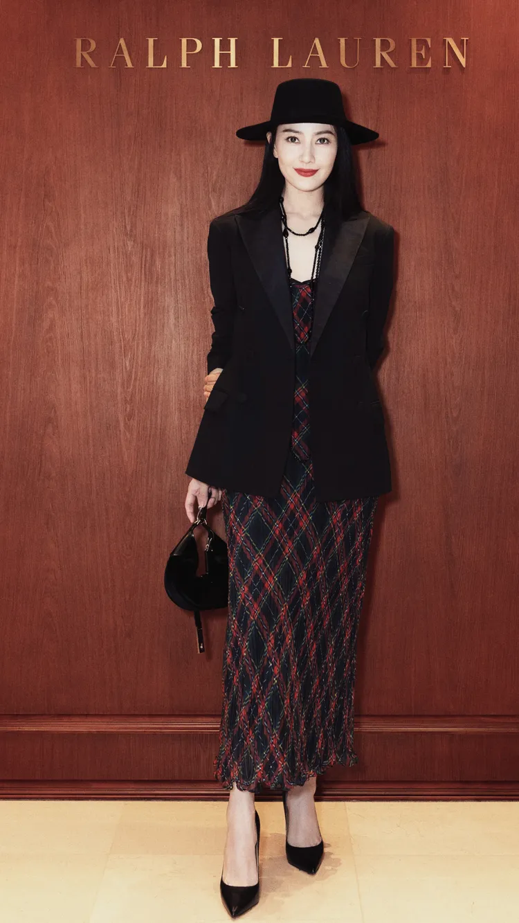 高圓圓換上格紋吊帶洋裝、西裝外套。品牌提供