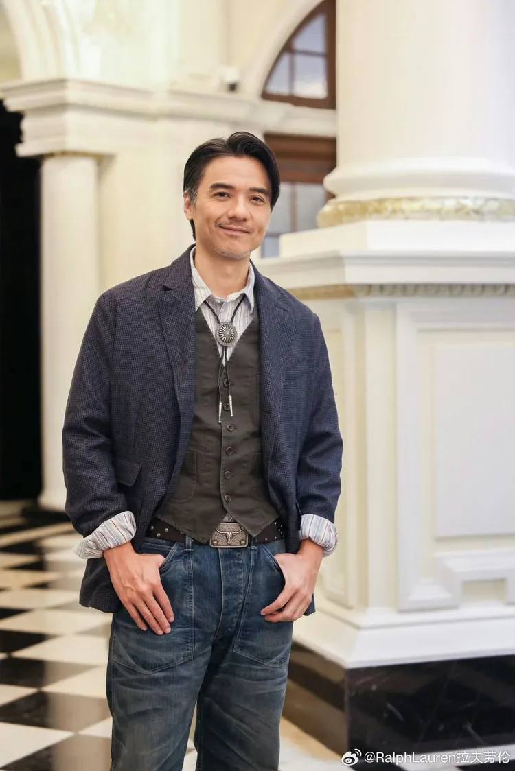 馮德倫以疊搭單寧造型穿出休閒鬆弛感。翻攝RALPH LAUREN微博