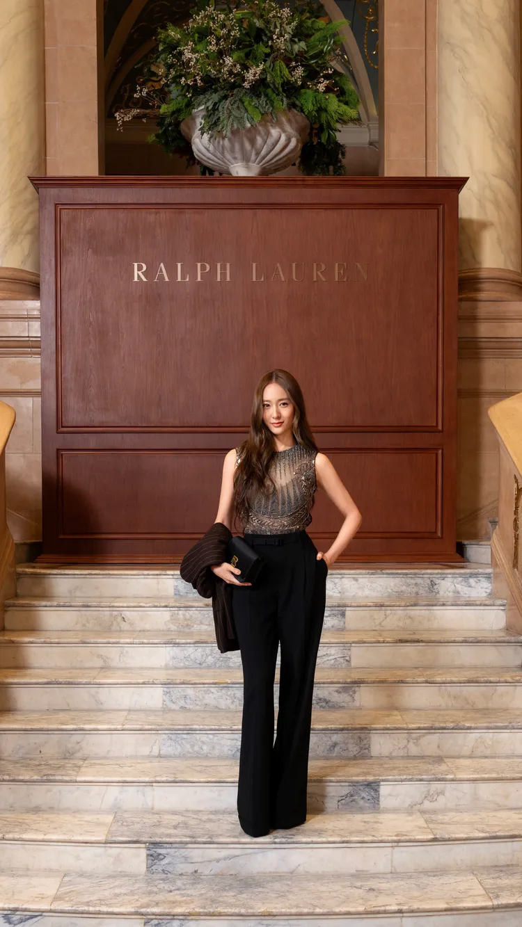 鄭秀晶穿著透視水鑽上衣性感又優雅。品牌提供