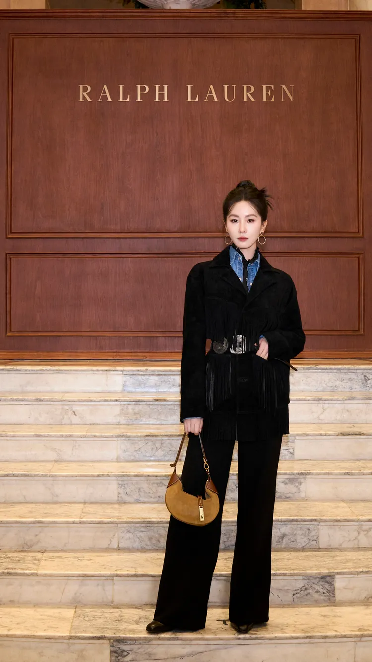 劉詩詩選穿黑色麂皮流蘇外套內搭單寧襯衫、皺摺高領。品牌提供