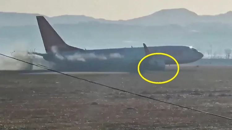 國際飛安專家質疑，鳥擊是否造成兩具發動機（黃圈）都失效。路透社