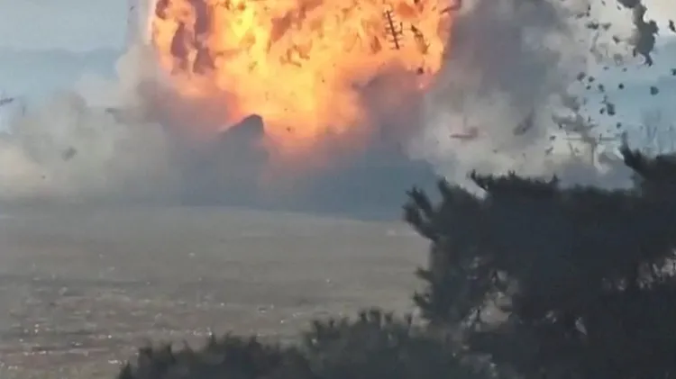 國際飛安專家指出，跑道盡頭不該有堅硬牆體，以免造成撞擊後爆炸。路透社