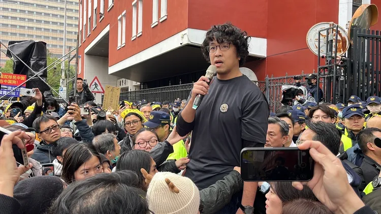 立法院院會日前審理選罷法、憲法訴訟法及財劃法等修正草案，民進黨立委沈伯洋向群眾發表談話。彭欣偉攝