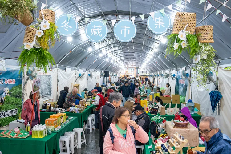 冬藏市集現場人潮絡繹不斷，民眾熱情參與，展現在地活動的吸引力與節慶氛圍。農業局提供