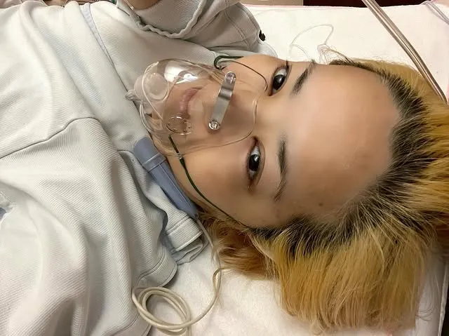 希良梨在病床上自拍。翻攝希良梨IG