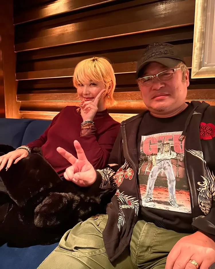 希良梨（左）在本月入院前和《GTO》漫畫家藤澤亨相聚。翻攝希良梨IG