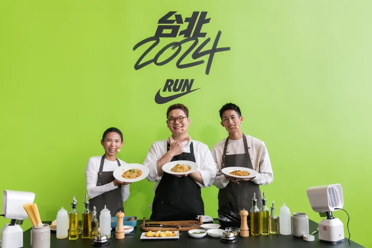 曹純玉（左起）、金泰成、周庭印示範跑者專屬菜單。品牌提供