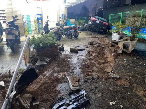 桃園39歲女疑錯把油門當剎車 失控撞壞5輛汽機車幸無人傷