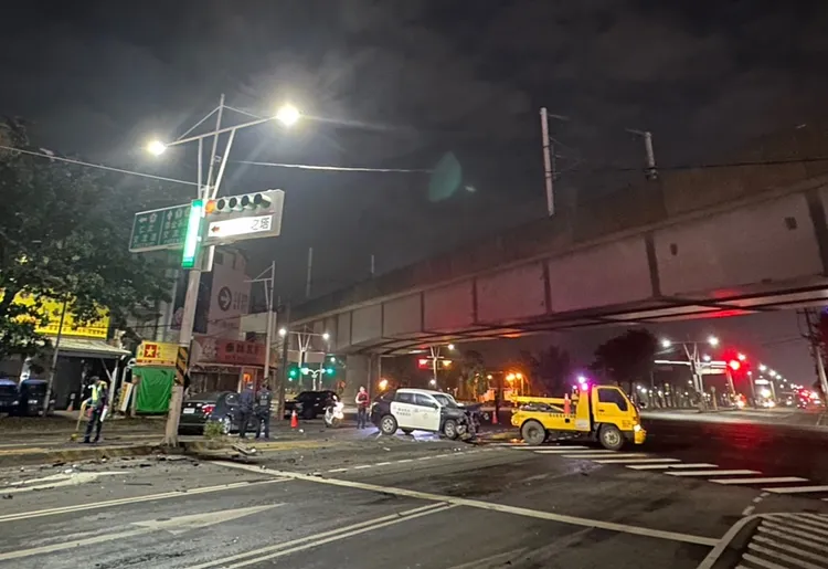 警方追緝嫌犯遭衝撞，造成3警輕傷。翻攝畫面