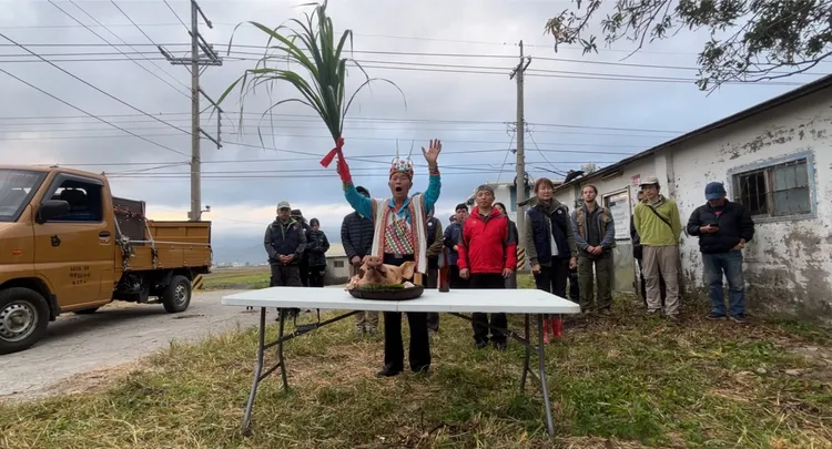 清水部落頭目何成忠進行黑熊野放祈福及命名儀式。林業保育署花蓮分署提供