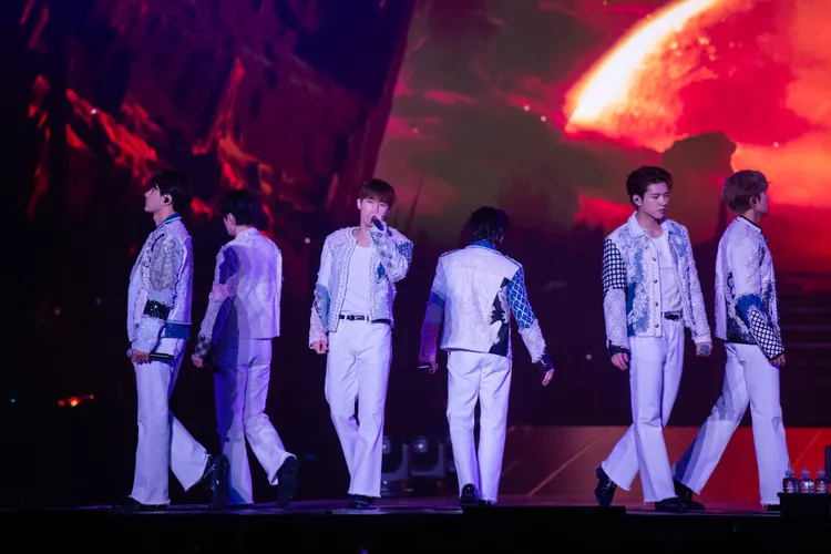 INFINITE唱到一半，被粉絲拱脫掉外套，秀出健壯手臂。D-SHOW提供