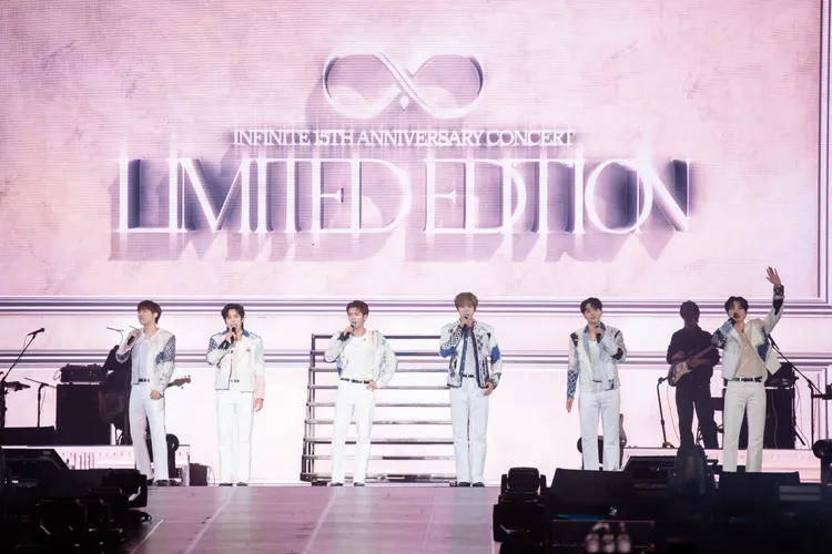 金聖圭（左起）、張東雨、南優鉉、李成烈、L、李成種用中文打招呼。D-SHOW提供