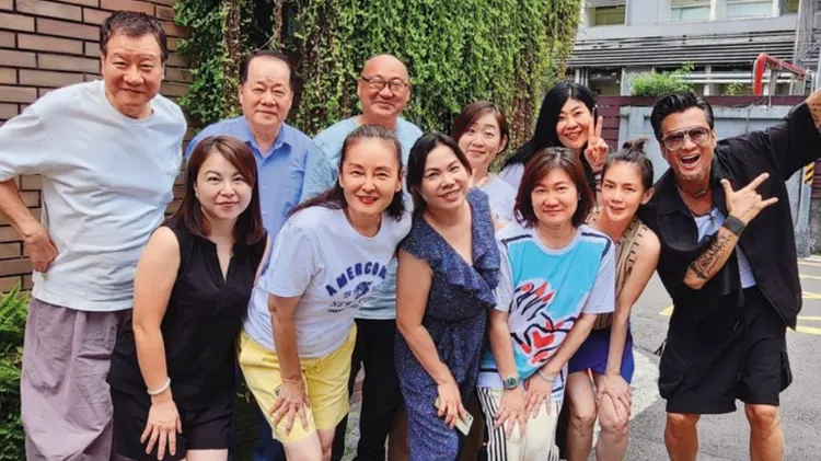 孫興（前排右起）到前妻拍片場當貼身助理，也和王淑娟（前排左二）、艾偉（後排左三）等舊識敘舊。翻攝王淑娟臉書