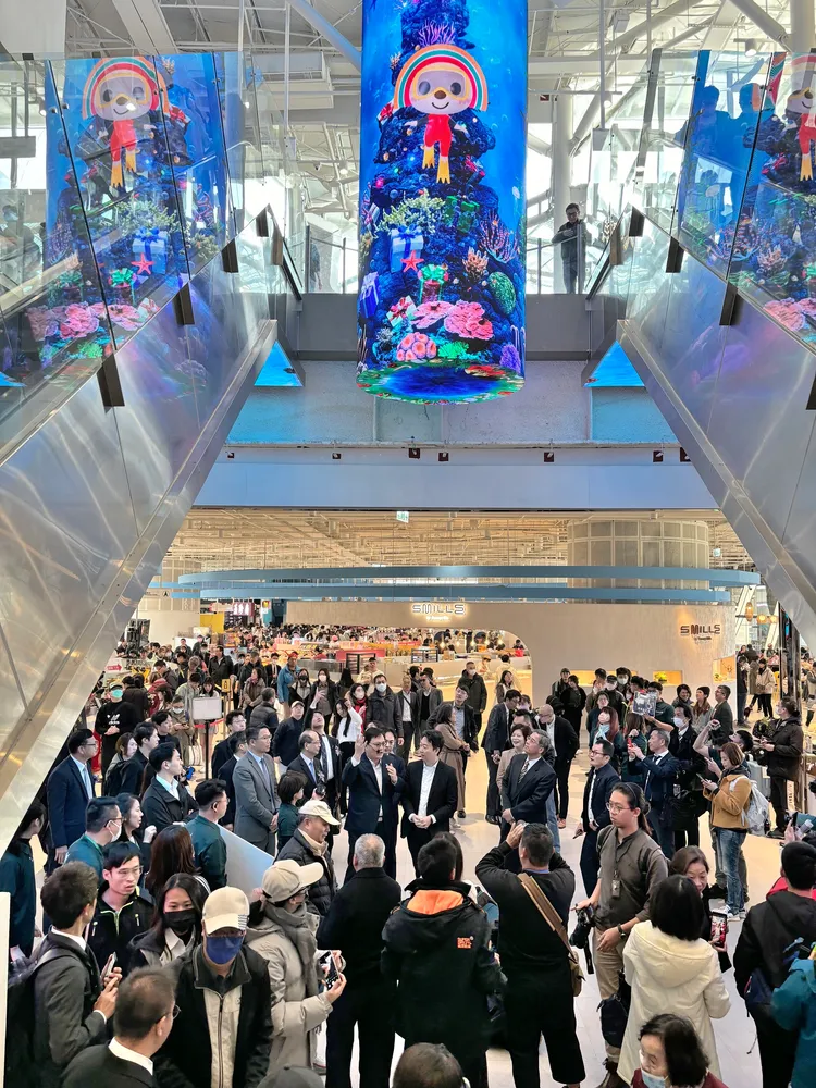 服務區利用眺空區設置大型水族螢幕，打造極具特色的OPEN醬3D裸視牆。高公局提供