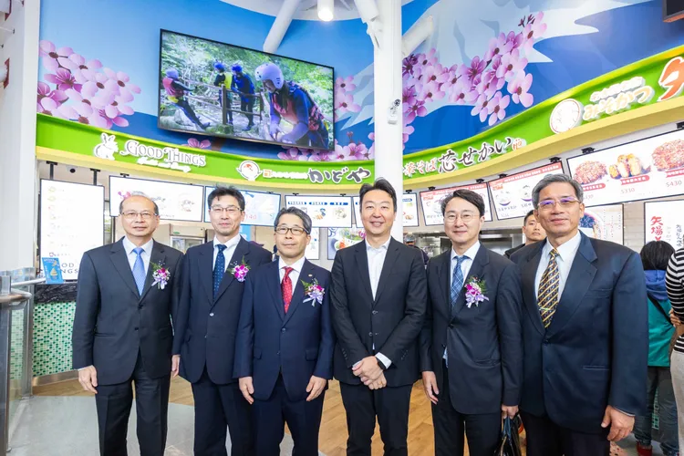 清水服務區今（14 日）全新改裝亮相，由交通部長陳世凱（右起3）等人出席。高公局提供