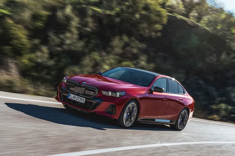 首款純電豪華房車BMW i5，提供i5 eDrive40 M Sport與i5 M60 xDrive兩款動力選擇。業者提供