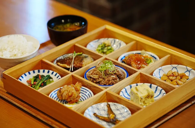 推薦必嚐的「琵琶膳」套餐，匯聚近江牛和人氣料理「Tonchan烤雞肉」等九道佳餚。業者提供