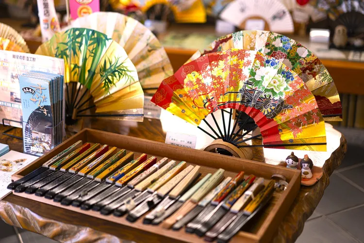 扇子已經是日本家傳戶曉的傳統工藝品，展現職人的用心。業者提供