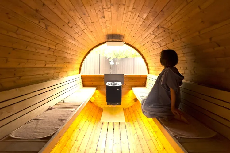溫泉提供男女混用的愛沙尼亞木桶烤箱三溫暖，並有冷泉與加熱溫泉池可選，帶來徹底的放鬆體驗。業者提供