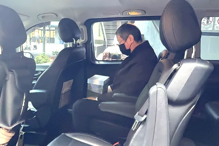 瓊瑤獨子陳中維抱著母親的骨灰上車。特勤中心攝