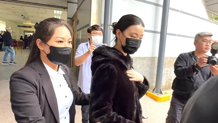 瓊瑤寶貝孫女上小巴士前往陽明山。特勤中心攝