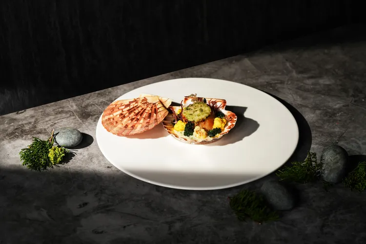 扇貝／海藻奶油／燉韭菜／香檳醬。業者提供