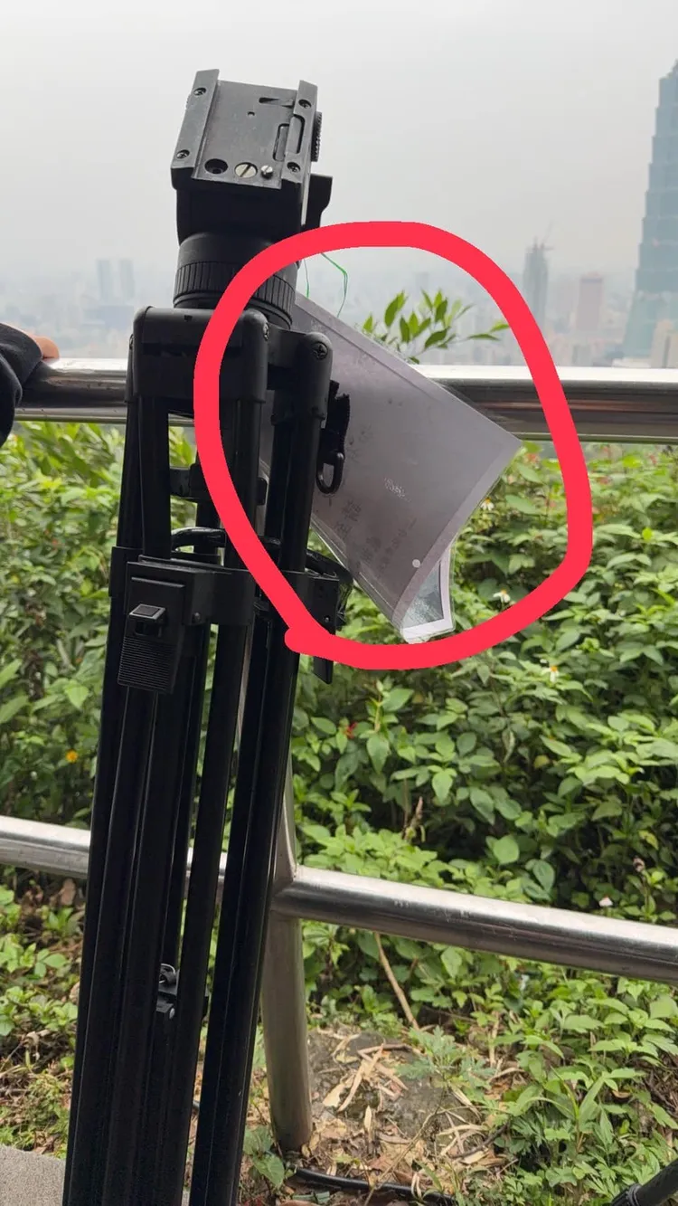 還有人直接把腳架卡在禁止佔位的公告單上。翻攝「台灣花火攝影情報」臉書社團