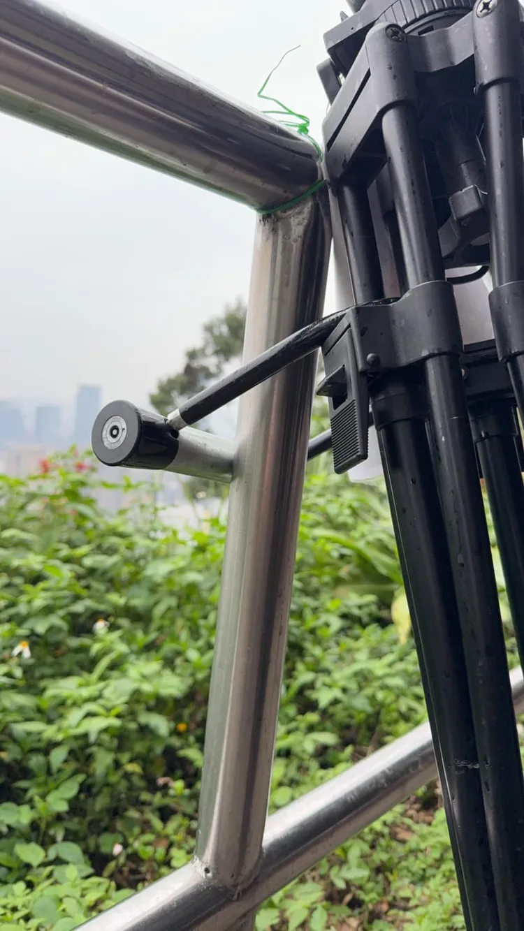 為了提前卡位搶拍101跨年煙火，象山步道上出現腳架佔位，甚至還上鎖。翻攝「台灣花火攝影情報」臉書社團