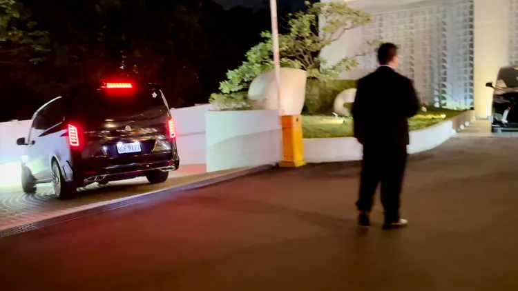 《壹蘋新聞網》昨（30日）晚間直擊，SJ隊長利特，搭乘保母車低調開進淡水下塌飯店停車場。特勤中心攝