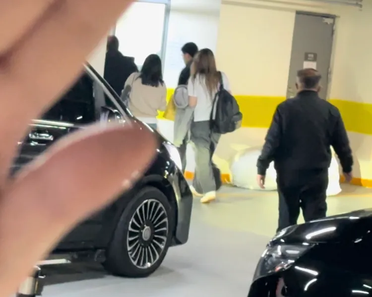 利特（左）和貼身女助理一同走進淡水四星飯店員工通道。特勤中心攝