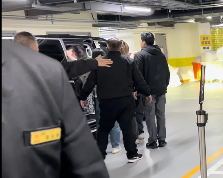 SJ隊長利特（中）抵達淡水下榻飯店下車。特勤中心攝