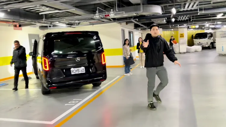 Super Junior隊長利特抵達淡水下榻飯店，工作人員層層阻擋。特勤中心攝