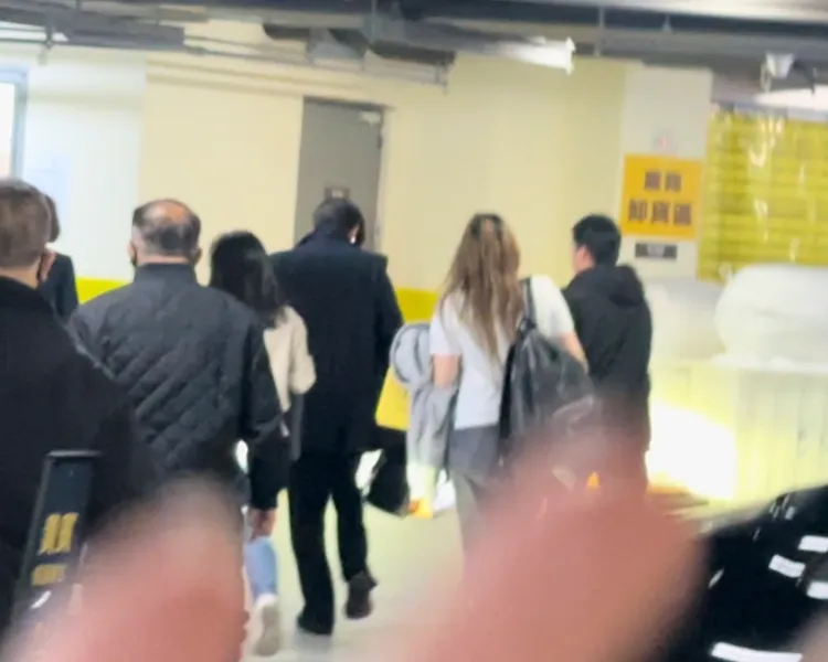 SJ隊長利特（中）一頭黑髮、身穿黑衣、黑褲下車，入住淡水下榻飯店。特勤中心攝