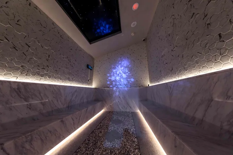 映雪房雪花燈與星光交織，加熱後在15度的低溫環境下冷卻收縮毛孔、活化肌膚。業者提供