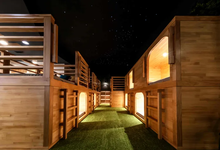 休憩區設有滿天星空燈、私密個人艙與2000冊漫畫書。業者提供