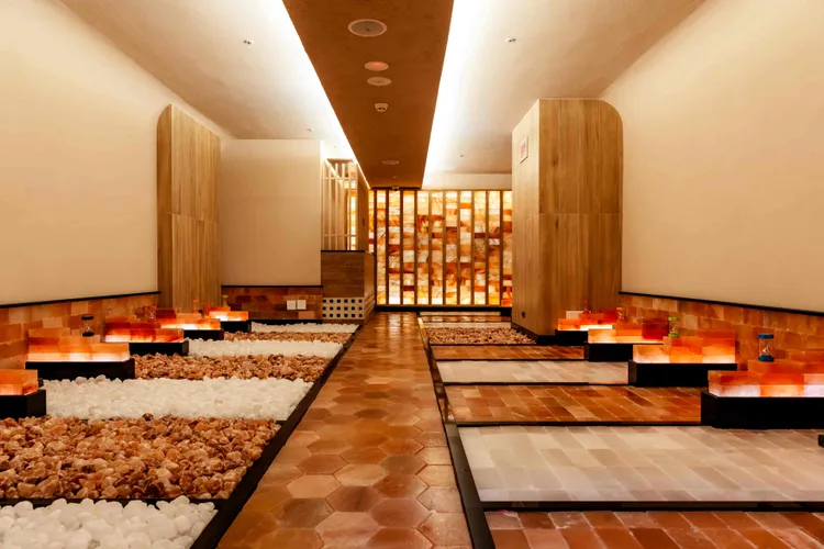 熱門主題房赤塩，以喜馬拉雅玫瑰鹽岩打造，溫暖橙光映照兼具美容保養效果。業者提供